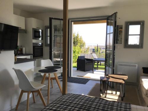 Posezení v ubytování Bel Air Studios-Terrasse couverte-Jardinet-Vue Pont de Normandie-Parking privé