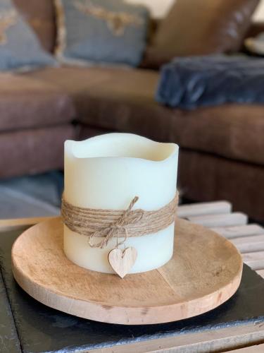 a hat on a wooden plate with a heart on it at Chalet BERGSUCHT in Ruhpolding Bayern, Traumlage am sonnigen Südhang, kostenlose Parkplätze, schnelles WLAN, ruhige Sackgasse, NETFLIX inklusive in Ruhpolding