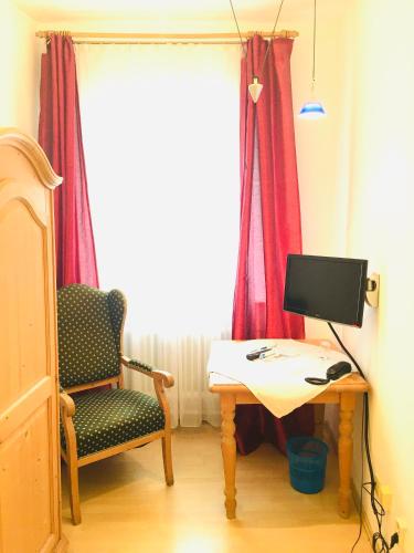 Телевизор и/или развлекательный центр в Hotel Bairischer Hof