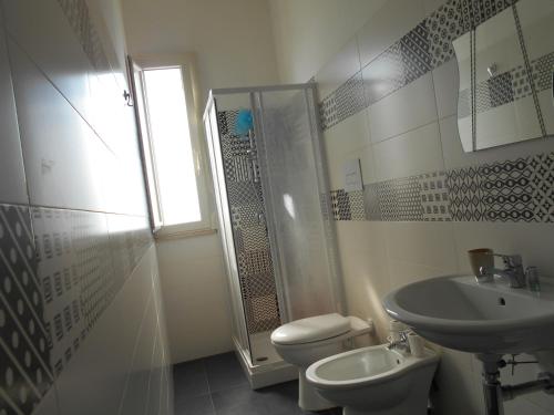 een badkamer met een toilet, een wastafel en een douche bij Casa LOLU in Ortona
