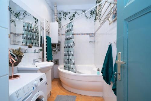 Ванная комната в Cozy Boho Apartment, super central, Parliament, Netflix