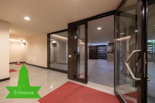 an empty hallway with a green arrow pointing to an entrance at Il Garovaglio in Como
