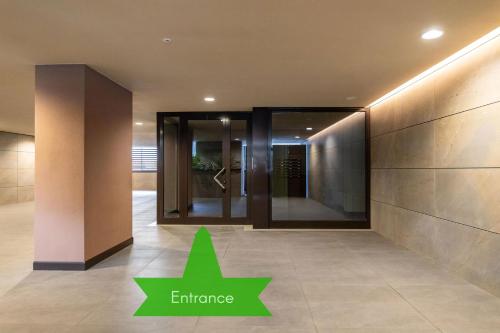 a green arrow pointing to an entrance in a building at Il Garovaglio in Como