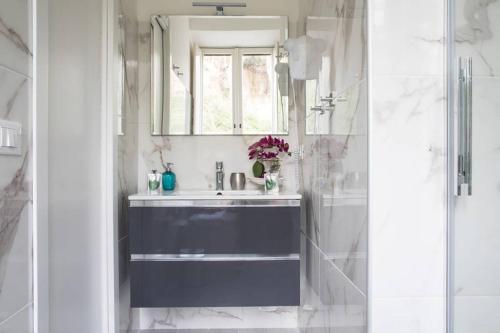W łazience znajduje się niebieska umywalka i lustro. w obiekcie Silver Luxury Jacuzzi Suite Trastevere - Top Collection w Rzymie