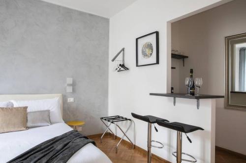 sypialnia z łóżkiem, stołem i 2 stołkami w obiekcie Silver Luxury Jacuzzi Suite Trastevere - Top Collection w Rzymie