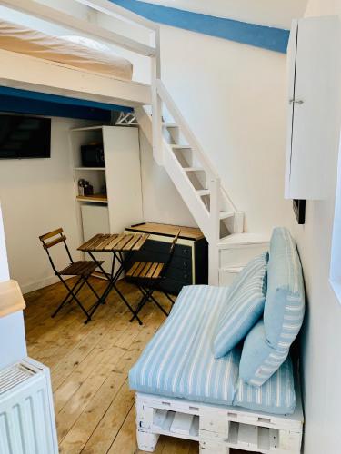Ruang duduk di ECO STUDIOS mezzanine wifi piscine stationnement gratuit terrasse dans jardin