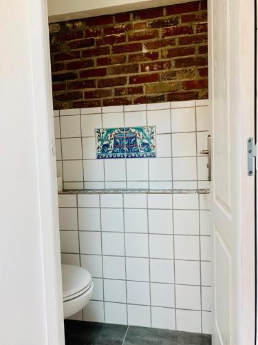 Bilik mandi di ECO STUDIOS mezzanine wifi piscine stationnement gratuit terrasse dans jardin