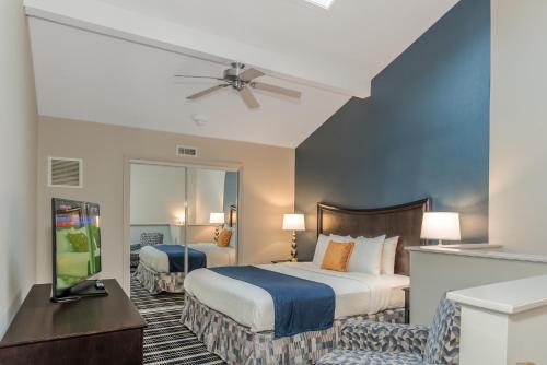 Tempat tidur dalam kamar di Rockport Inn and Suites