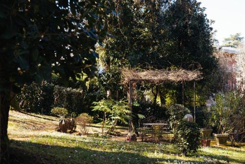Taman di luar Ai tre cedri B&B