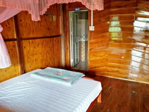 En eller flere senge i et værelse på Tran Xuan Homestay Ba Be Village