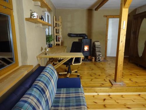 ein Wohnzimmer mit einem Sofa und einem Schreibtisch in der Unterkunft Ferienhaus Lehmannsbrück in Wolfsberg