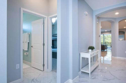 un pasillo con una puerta que conduce a un dormitorio en Bella Vida Resort - Welcome To Cozy 4 Beds 3 Baths Villa - Close To Disney, en Kissimmee