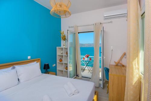 una camera con letto e vista sull'oceano di Margarita's Seafront Luxury Apartment a Eloúnda