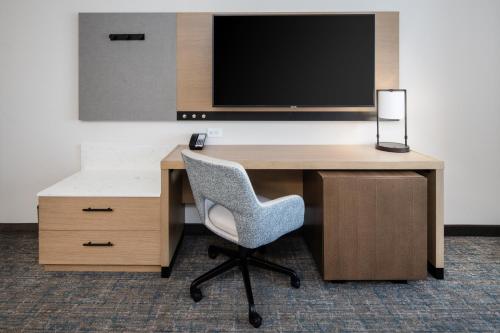 Télévision ou salle de divertissement dans l'établissement Hyatt Place Bakersfield