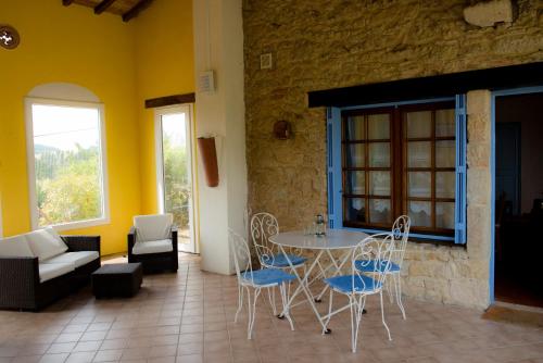 un salon avec une table et des chaises dans l'établissement Nature's Pace Holidays, à Montmaur