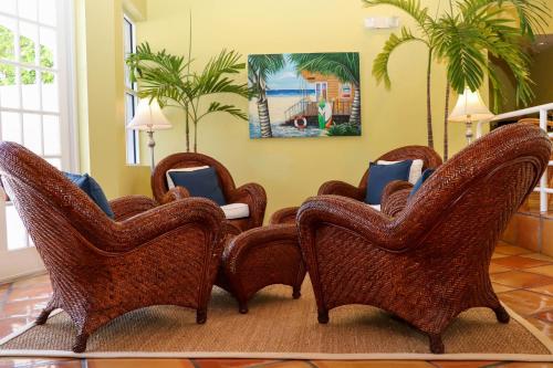 a group of wicker chairs in a living room at Jupiter Waterfront Inn in Jupiter