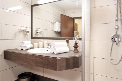 bagno con lavandino e specchio di Aparthotel Dachsteinblick a Flachau