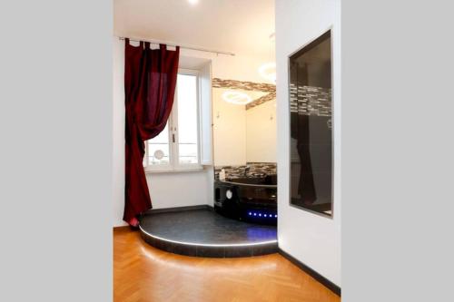 sala de estar con ventana grande y alfombra negra en Black Enchanting Jacuzzi Suite Trastevere - Top Collection, en Roma