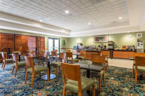 a restaurant with tables and chairs in a room at Wingate by Wyndham Richmond Short Pump in Richmond