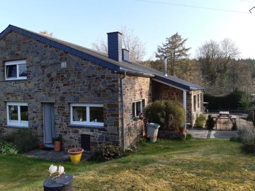 ein Steinhaus mit einem Gameradach in der Unterkunft Maison Vintage Ardenne in Awenne