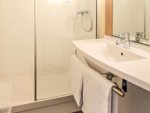 A bathroom at ibis Chalons en Champagne