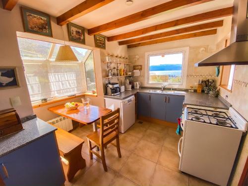 A kitchen or kitchenette at Ventanas Al Lago