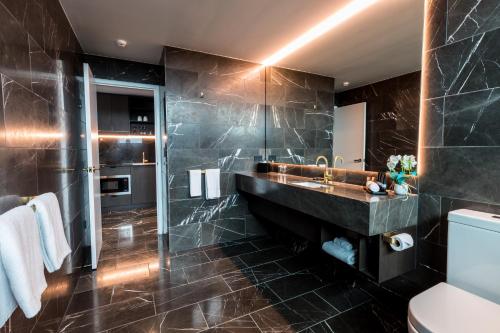 Eatons Hill Hotel tesisinde bir banyo