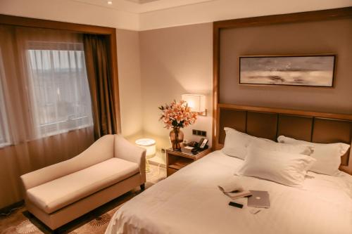 Giường trong phòng chung tại Ramada Plaza Pudong Shanghai