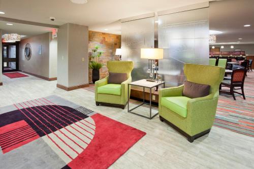 Holiday Inn Express & Suites Bloomington West, an IHG Hotel tesisinde lobi veya resepsiyon alanı