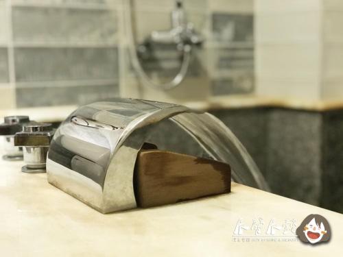 una tostadora en la parte superior de un mostrador en 沐馨溫泉民宿, en Jiaoxi