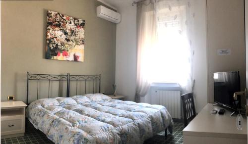 - une chambre avec un lit, une fenêtre et une télévision dans l'établissement Bed and Breakfast Top Class, à Bari
