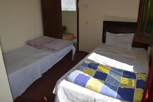 Posteľ alebo postele v izbe v ubytovaní Shah Guest House