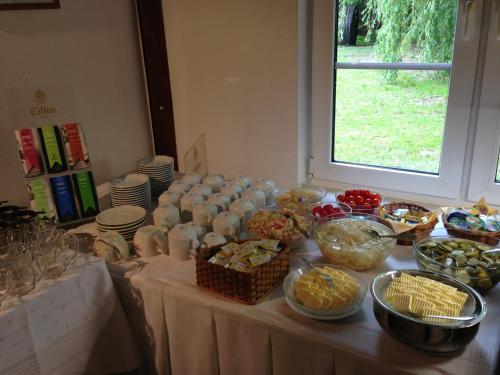 una mesa cubierta con tazones y platos de comida en Hotel & Restaurant Zur Spreewälderin, en Golßen