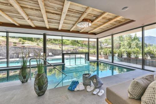 a living room with a swimming pool and windows at Hotel Dosses in Tires