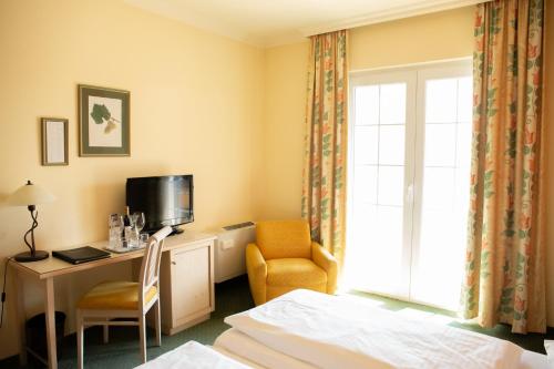 Televízia a/alebo spoločenská miestnosť v ubytovaní BIRKENHOF GOLS - B & B - Wohlfühl Hotel mit Wochenend-Restaurant