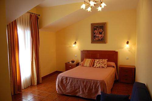 1 dormitorio con cama y ventana en hotel rural anamari, en Cigüenza