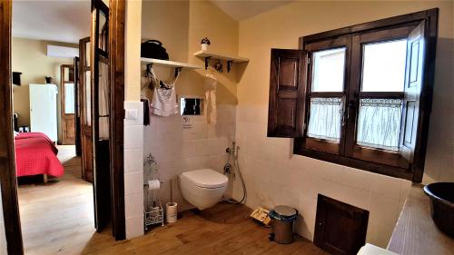 un bagno con wc e finestra di Casa vacanza La Posadina Baunei a Baunei
