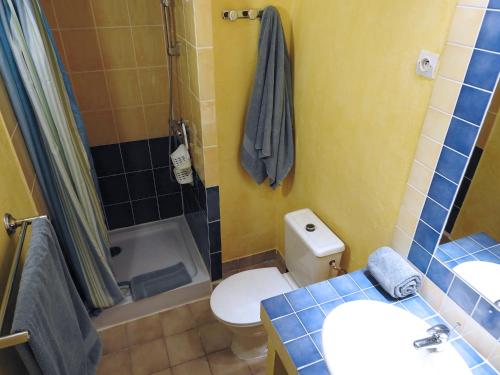a bathroom with a toilet and a sink and a shower at La Villa Les Hespérides in Grimaud