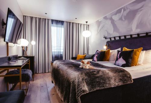 Postel nebo postele na pokoji v ubytování Arctic City Hotel