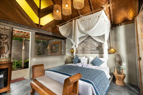Säng eller sängar i ett rum på Premadhan Cottage Canggu