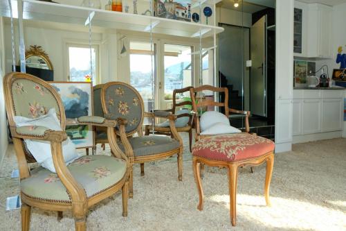 a group of chairs and tables in a room at Seewohnung 2 in Spiez