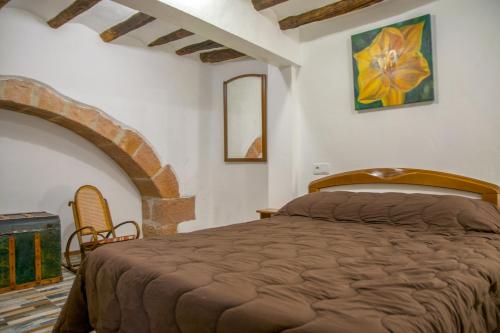 una camera con un grande letto di Casa Rural la Llar a Vilafamés