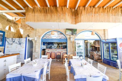 Um restaurante ou outro lugar para comer em Stegna Star Apartments