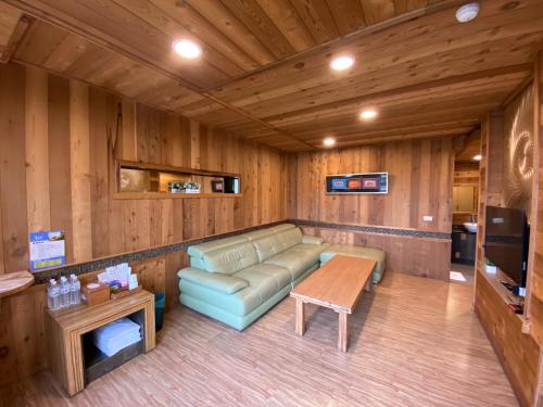 a living room with a couch and a table at Spring Ground Resort in Ren'ai