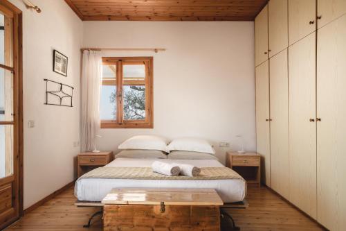 Un pat sau paturi într-o cameră la Villa Rocale