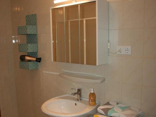 ein Bad mit einem Waschbecken und einem Spiegel in der Unterkunft Ferienwohnungen Alt in Naumburg