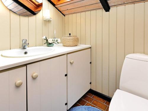 Et badeværelse på Three-Bedroom Holiday home in Otterup 9