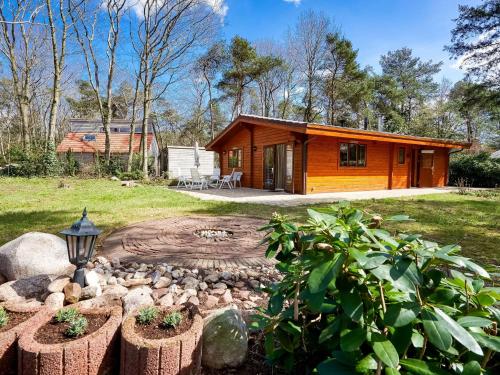 een hut in het bos met een rotstuin bij Finnish house with enclosed garden near the Salland Ridge in Holten