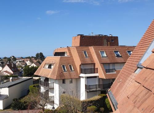 an apartment building with red roof at Home sweet home Cabourg plage in Cabourg