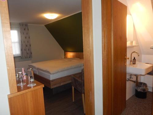 Postel nebo postele na pokoji v ubytování Hotel & Gasthof Hubertushöhe - Ihr Hotel für Urlaub mit Hund
